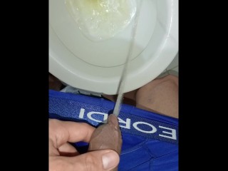 hombre joven desesperado pissing, gran erección y venas brotadas