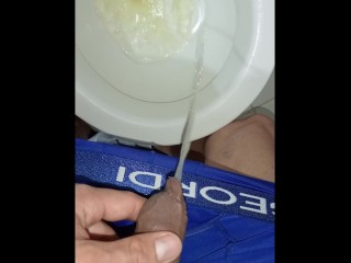 hombre joven desesperado pissing, gran erección y venas brotadas