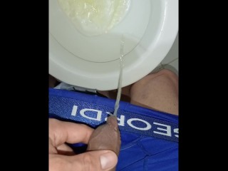 hombre joven desesperado pissing, gran erección y venas brotadas