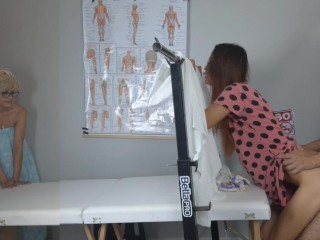 Ginecologista falso fode madrasta e enteada juntos!