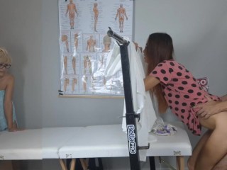 Ginecologista falso fode madrasta e enteada juntos!