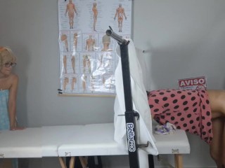 Ginecologista falso fode madrasta e enteada juntos!