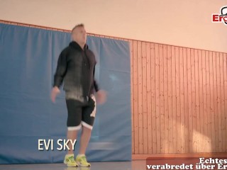 Deutsche Blonde Schlampe wird in der Umkleidekabine von Personal Trainer gefickt