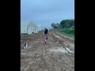 Jeune femme s'exib dans un champ