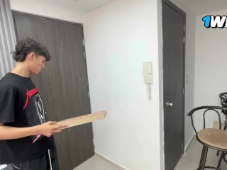 El repartidor me da una dura follada a cambio del pago y me termina dando toda su rica leche.