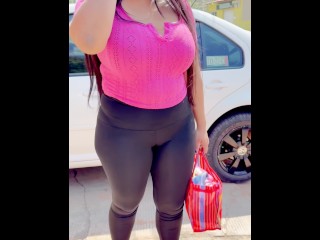 Me espera saliendo del trabajo y me invita a su casa, disfrute sentarme en su verga y tragar semen