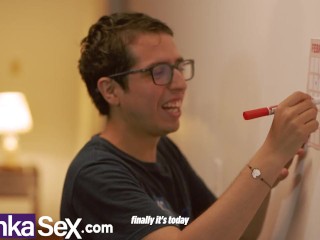 Mi madrastra Milf enojada nos descubre y le enseña a mi ex novia como coger ANAL en san Valentin