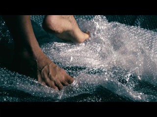 Explosión de placer: Jugando con papel de burbujas bajo mis pies 🫧👣