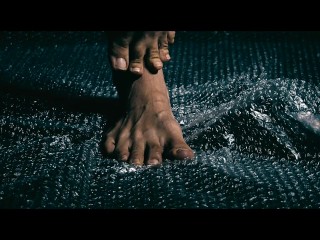 Explosión de placer: Jugando con papel de burbujas bajo mis pies 🫧👣