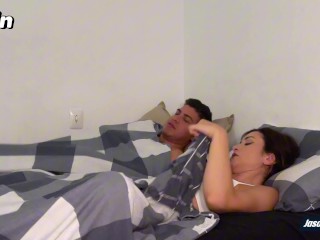 COMPARTO CAMA CON MI MADRASTRA Y SE LA METO BAJO LAS SABANAS DISIMULADAMENTE