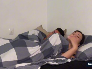 COMPARTO CAMA CON MI MADRASTRA Y SE LA METO BAJO LAS SABANAS DISIMULADAMENTE