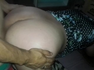 Acomodo el tripode para grabar como cogemos en posicion perrito con su vestido de flores corto