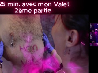 Je fouette mon Valet après avoir pincé ses tétons, électrifié ses couilles et chatouillé son corps