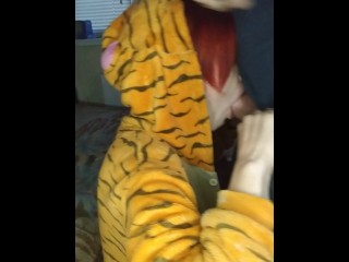 Послушная девушка-тигра сосёт член