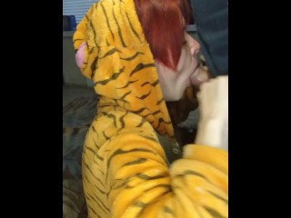 Послушная девушка-тигра сосёт член