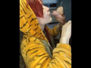 Послушная девушка-тигра сосёт член