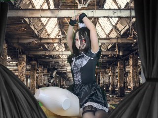 HENTAI Aibu。廃墟。メイド。枕でオナニー。