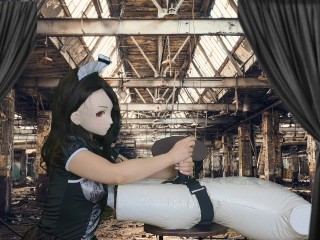 HENTAI Aibu。廃墟。メイド。枕でオナニー。