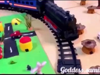 Giantess Samira declara su amor a su tiny y va a conoce su pueblo h lo destruye