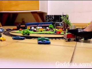 Giantess Samira declara su amor a su tiny y va a conoce su pueblo h lo destruye