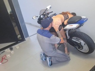 Casada fode com seu mecânica de moto!