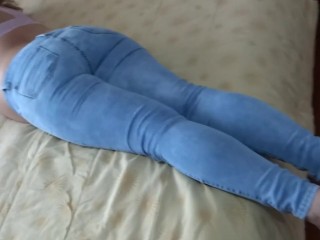 I show off my big ass and get on all fours to get it in my anus