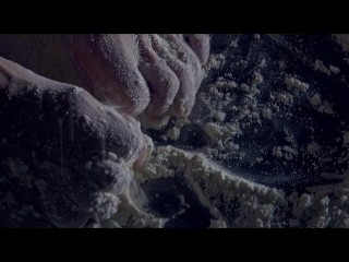 Pies juguetones: Explorando la suavidad de la harina