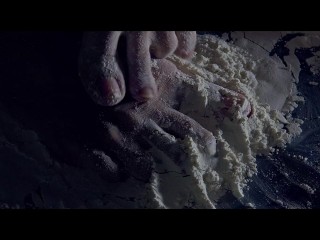 Pies juguetones: Explorando la suavidad de la harina