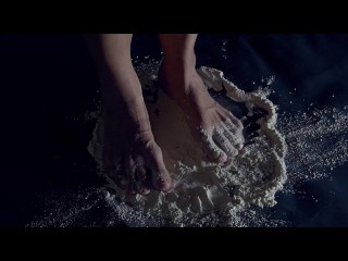 Pies juguetones: Explorando la suavidad de la harina