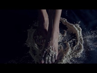 Pies juguetones: Explorando la suavidad de la harina