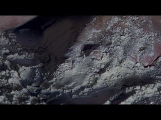 Pies juguetones: Explorando la suavidad de la harina