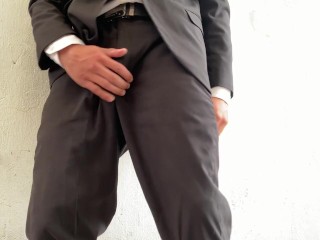 ¡HOMBRE CON TRAJE MODELA PARA TI MIENTRAS SE SACA LA VERGA GRUESA QUE TIENE!