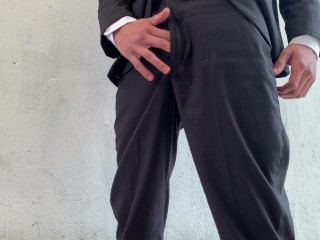 ¡HOMBRE CON TRAJE MODELA PARA TI MIENTRAS SE SACA LA VERGA GRUESA QUE TIENE!