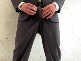 ¡HOMBRE CON TRAJE MODELA PARA TI MIENTRAS SE SACA LA VERGA GRUESA QUE TIENE!