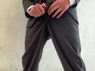 ¡HOMBRE CON TRAJE MODELA PARA TI MIENTRAS SE SACA LA VERGA GRUESA QUE TIENE!