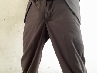 ¡HOMBRE CON TRAJE MODELA PARA TI MIENTRAS SE SACA LA VERGA GRUESA QUE TIENE!