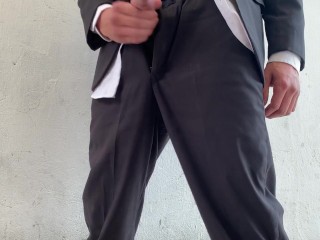 ¡HOMBRE CON TRAJE MODELA PARA TI MIENTRAS SE SACA LA VERGA GRUESA QUE TIENE!