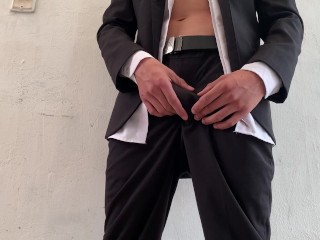 ¿ESTAS EXCITADO? MIRA ESTE VIDEO DE ESTE CHICO CON TRAJE MIENTRAS SE ORGASMEA