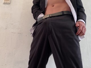 ¿ESTAS EXCITADO? MIRA ESTE VIDEO DE ESTE CHICO CON TRAJE MIENTRAS SE ORGASMEA