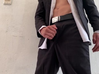 ¿ESTAS EXCITADO? MIRA ESTE VIDEO DE ESTE CHICO CON TRAJE MIENTRAS SE ORGASMEA