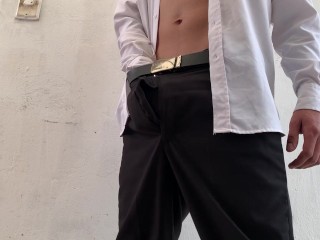 ¿ESTAS EXCITADO? MIRA ESTE VIDEO DE ESTE CHICO CON TRAJE MIENTRAS SE ORGASMEA