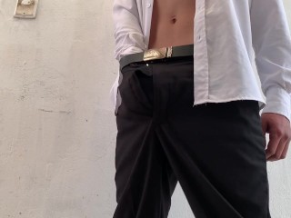 ¿ESTAS EXCITADO? MIRA ESTE VIDEO DE ESTE CHICO CON TRAJE MIENTRAS SE ORGASMEA