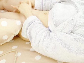 リアルに寝起きのパジャマ姿で指オナ♡じっくりクリと中いじって、イくとこ覗き見♡♡