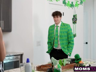 Cherry Kiss Lets Stepson Taste Her Sweet Honey Pot in Exchange for His Cream S23:E6