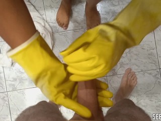 Me folle a la chica de la limpieza y le llene la cara de leche.