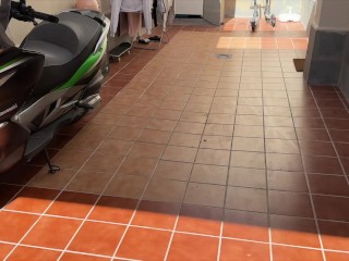 MI HA BECCATO A MASTURBARMI! LO DIRÀ ALLA MAMMA SE NON FACCIO QUELLO CHE DICE!!