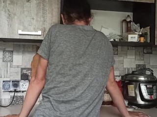 Came to the kitchen naked and got fucked hard until she squirted