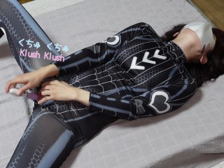 Excited by the fair, plump skin of the full-body tights