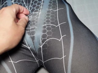 Excited by the fair, plump skin of the full-body tights