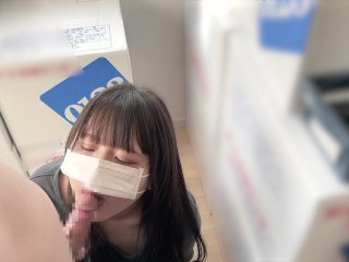 引っ越し作業中の彼女の頭を押さえつけて後ろからガン突きして中出しセックス